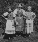 Teta Uľka za mlada (v strede)